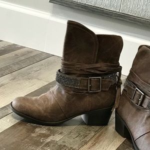 Size 7/12 women boots